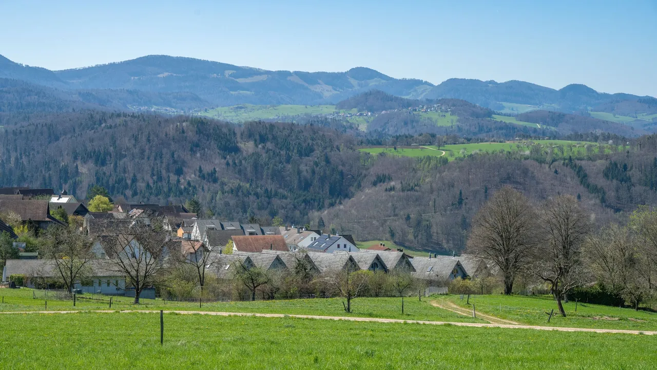 Dorf im Alpenvorland im Frühling
